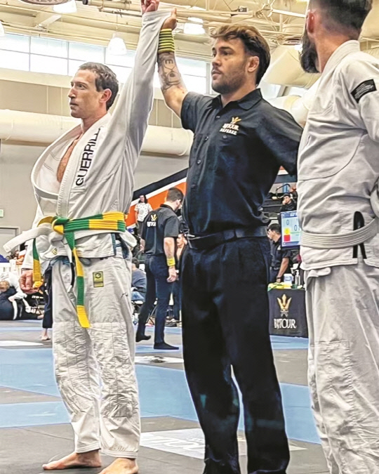 지난 6일(현지 시각) 미국 캘리포니아에서 열린 주짓수 토너먼트 대회에 출전한 메타 최고경영자(CEO) 마크 저커버그(왼쪽). 경기에서 승리한 그의 손을 심판이 들어보이고 있다. 마크 저커버그 인스타그램 캡쳐